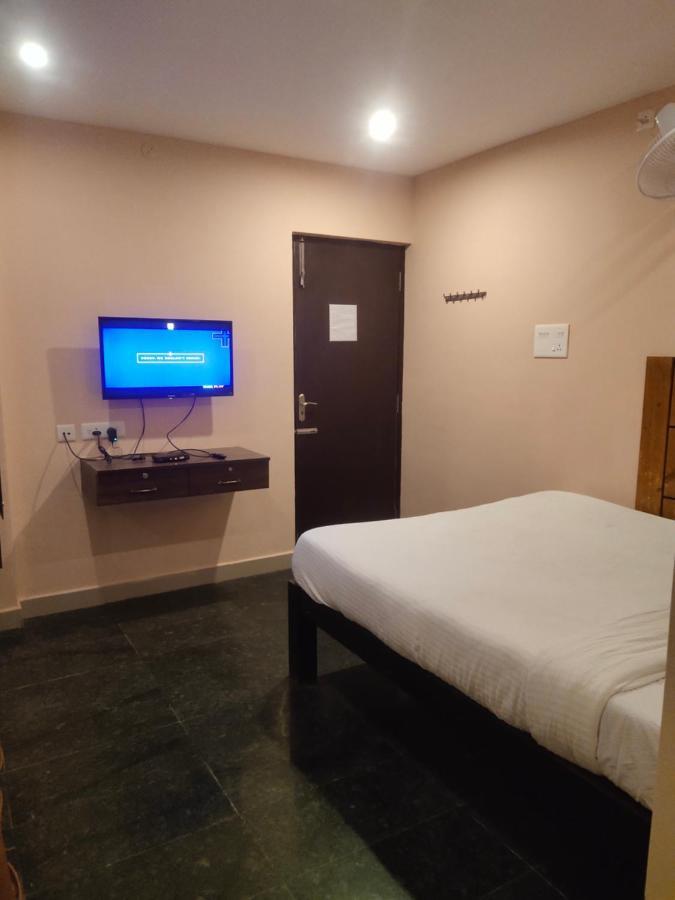 J J Residency Hotel Pondicherry Exterior foto